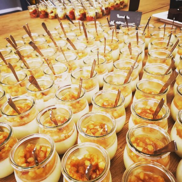Viele Fingerfood-Gläschen mit Löffeln, fertig zum Servieren