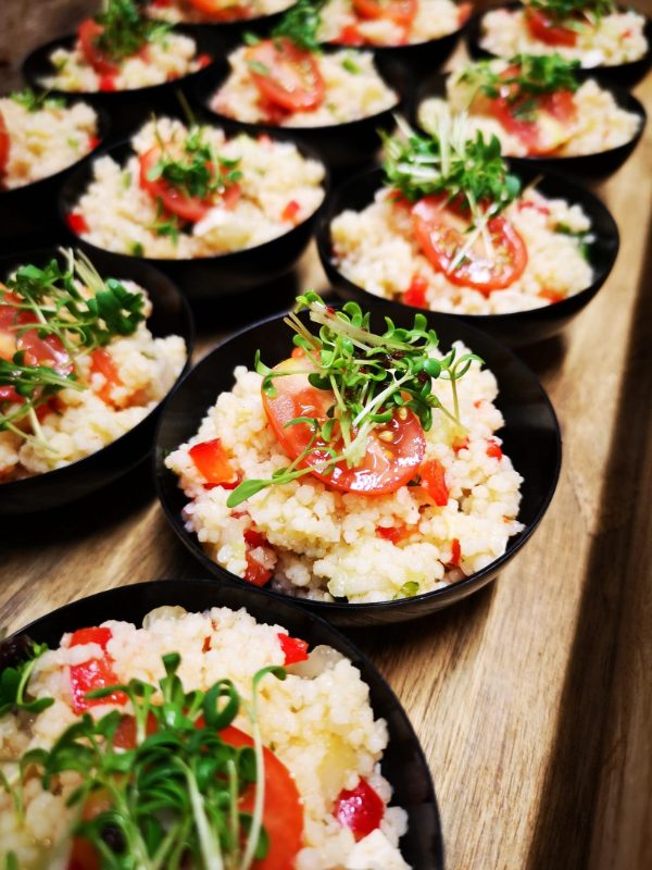 Couscous-Salat mit Tomaten und Kresse in Schalen