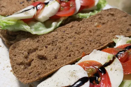 Ciabatta mit Tomate, Mozzarella und Balsamico
