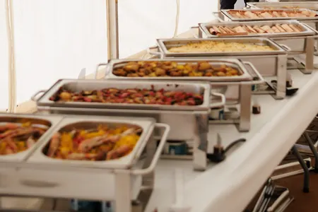 Warme Speisen in Chafing Dishes auf dem Buffet
