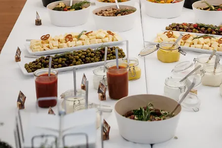 Buffet mit Salaten und Beilagen