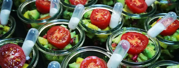 Salat im Gläschen mit Avocado und Tomate, Dressing in der Pipette
