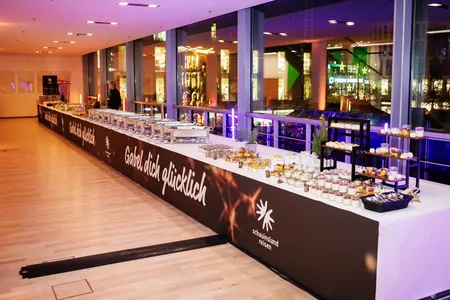Lange Buffet-Theke „Gabel dich glücklich“ bei der Weihnachtsfeier