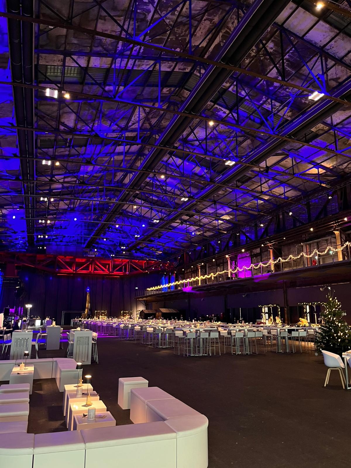 Festlich eingedeckte Veranstaltungshalle mit Buffet- und Stehtischen, Catering von Glosemeier